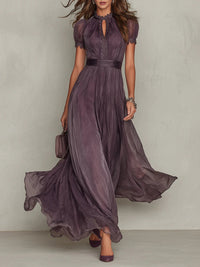 Flavia - Lange paarse jurk met sleutelgatsnele, chiffon kantrand
