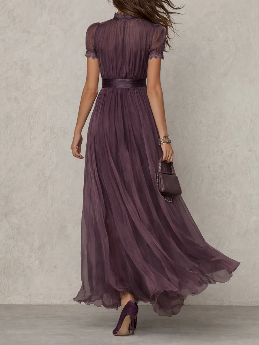 Flavia - Lange paarse jurk met sleutelgatsnele, chiffon kantrand