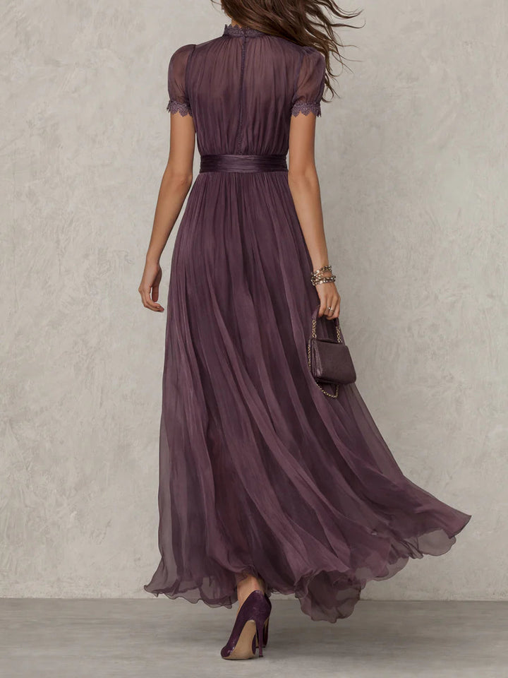 Flavia - Lange paarse jurk met sleutelgatscut, chiffon kant rand