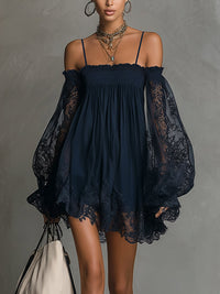 Noemi - Mini jurk in marineblauwe chiffon met off-shoulder halslijn, kantafwerking en transparante mouwen