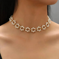 Choker Ketting met Bloem Motief in Parels