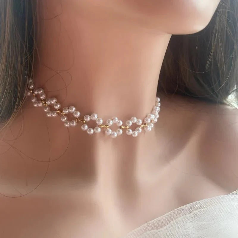Choker Ketting met Bloem Motief in Parels