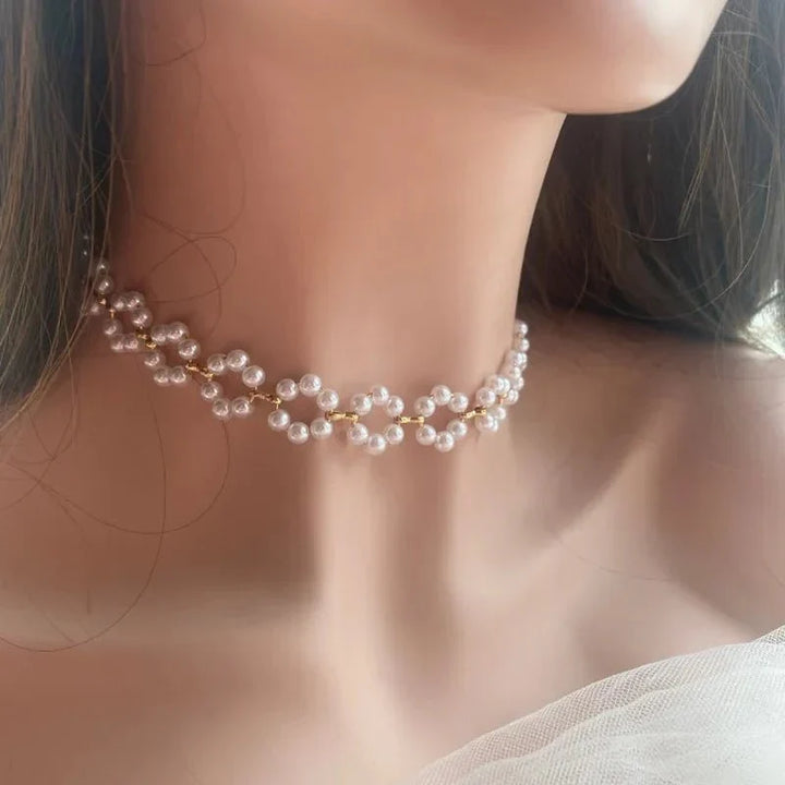 Choker Ketting met Bloem Motief in Parels