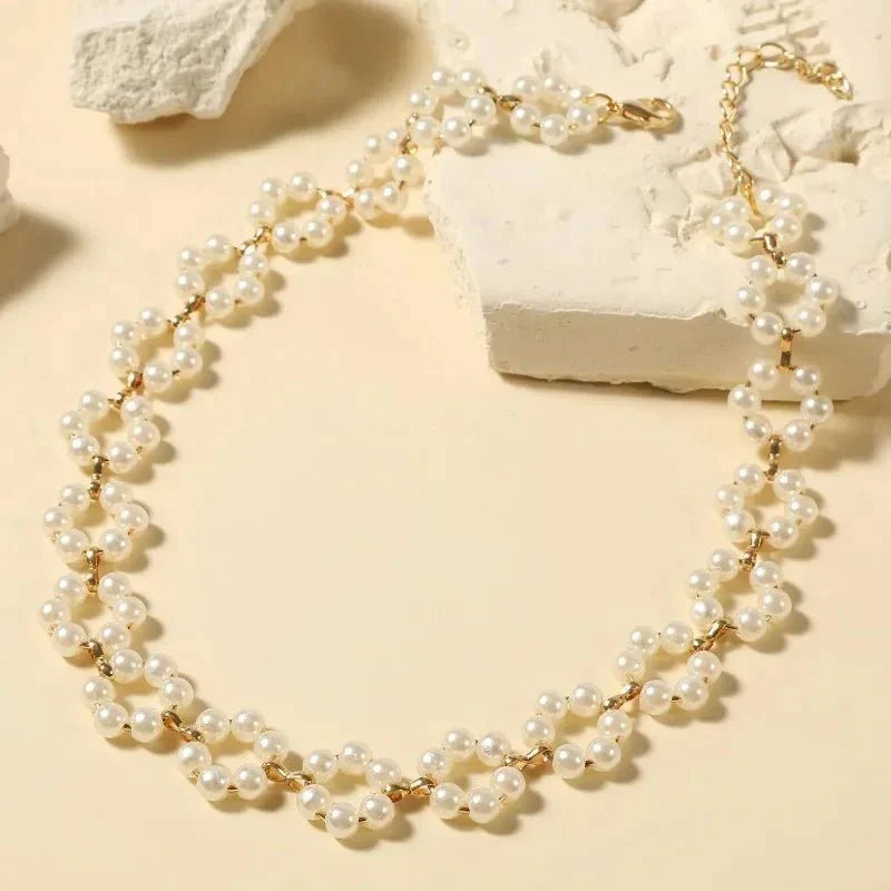 Choker Ketting met Bloem Motief in Parels