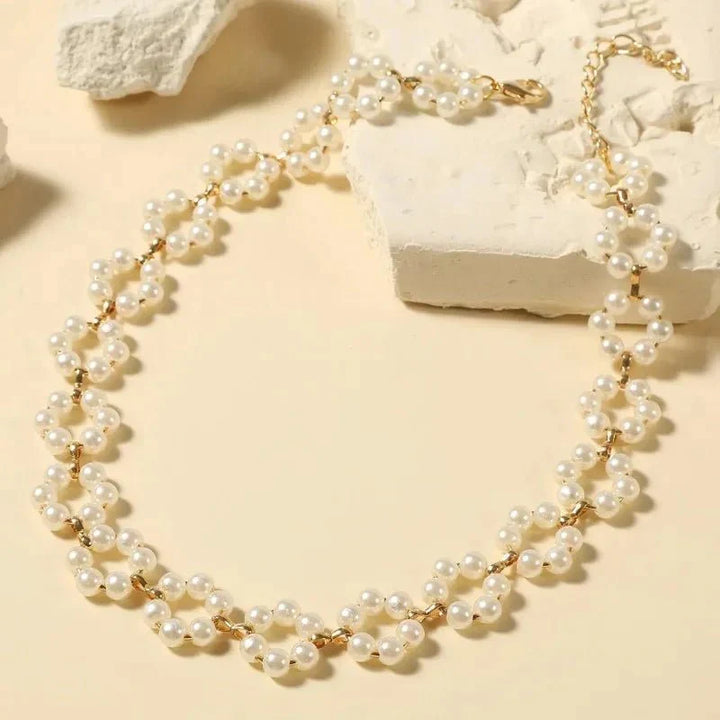 Choker Ketting met Bloem Motief in Parels