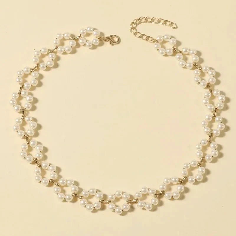 Choker Ketting met Bloem Motief in Parels