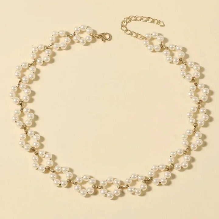 Choker Ketting met Bloem Motief in Parels